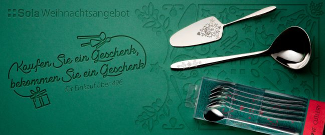 Weihnachtsgeschenke und festlich gedeckte Tische auf einem Ort