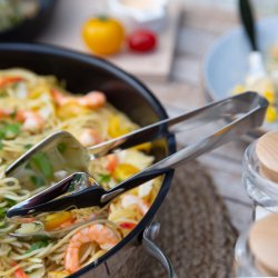 Salat und Servierzangen