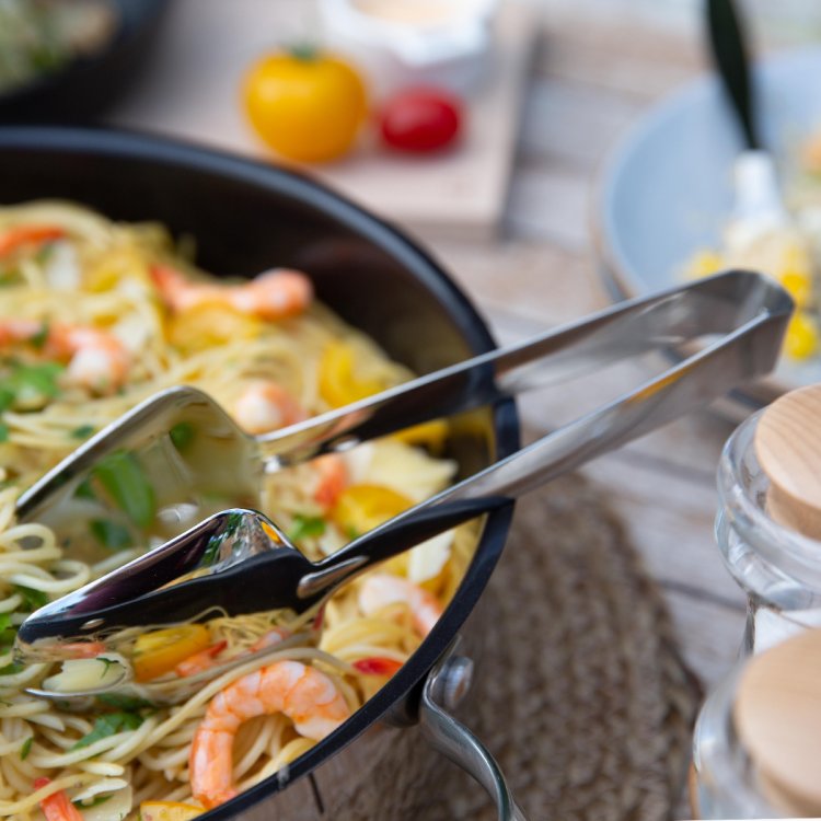 Salat und Servierzangen