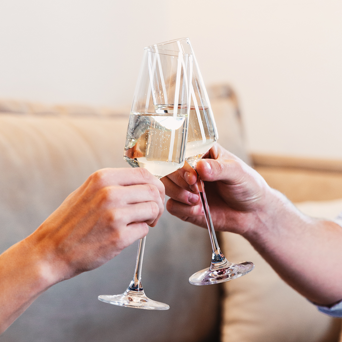Wieso wird Sekt in schmalen Gläsern serviert?