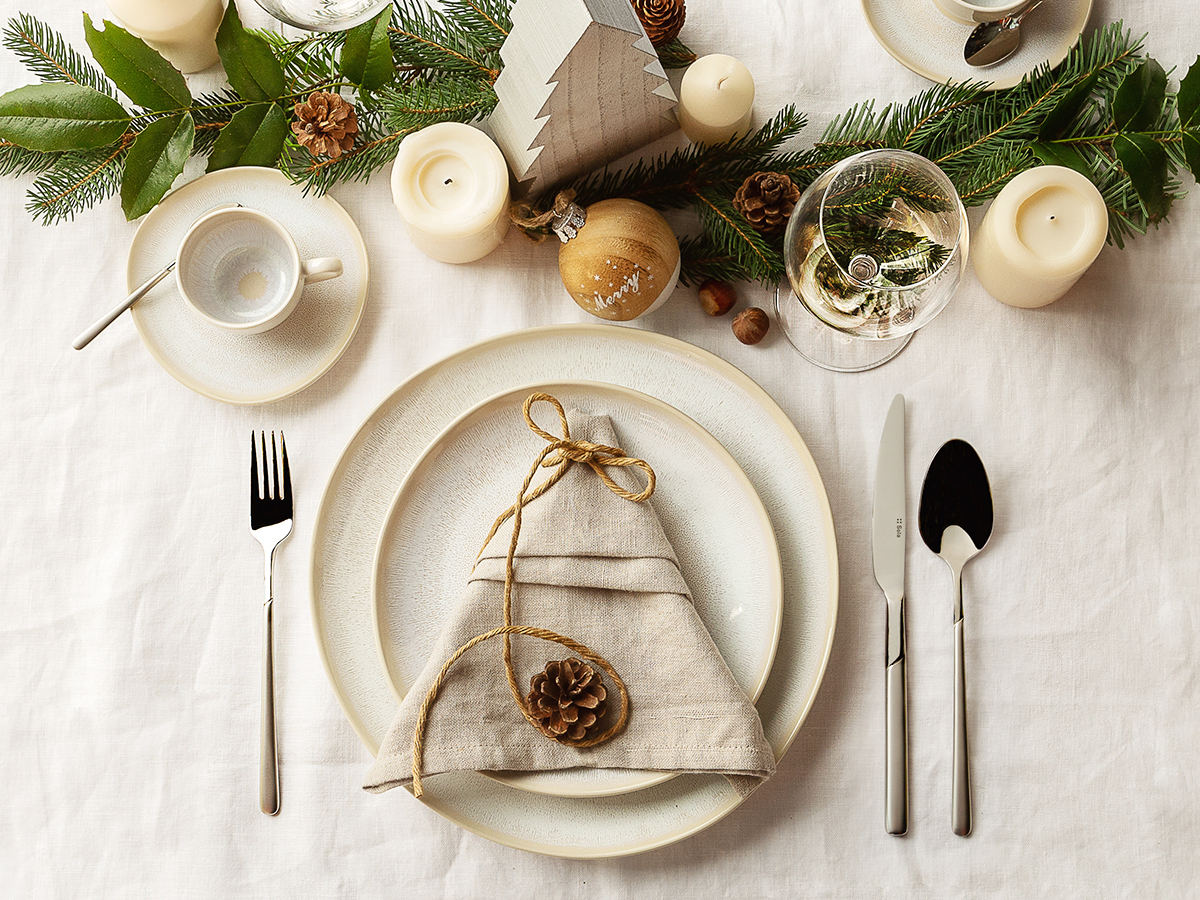 Schlichter Weihnachtstisch – Minimal Look