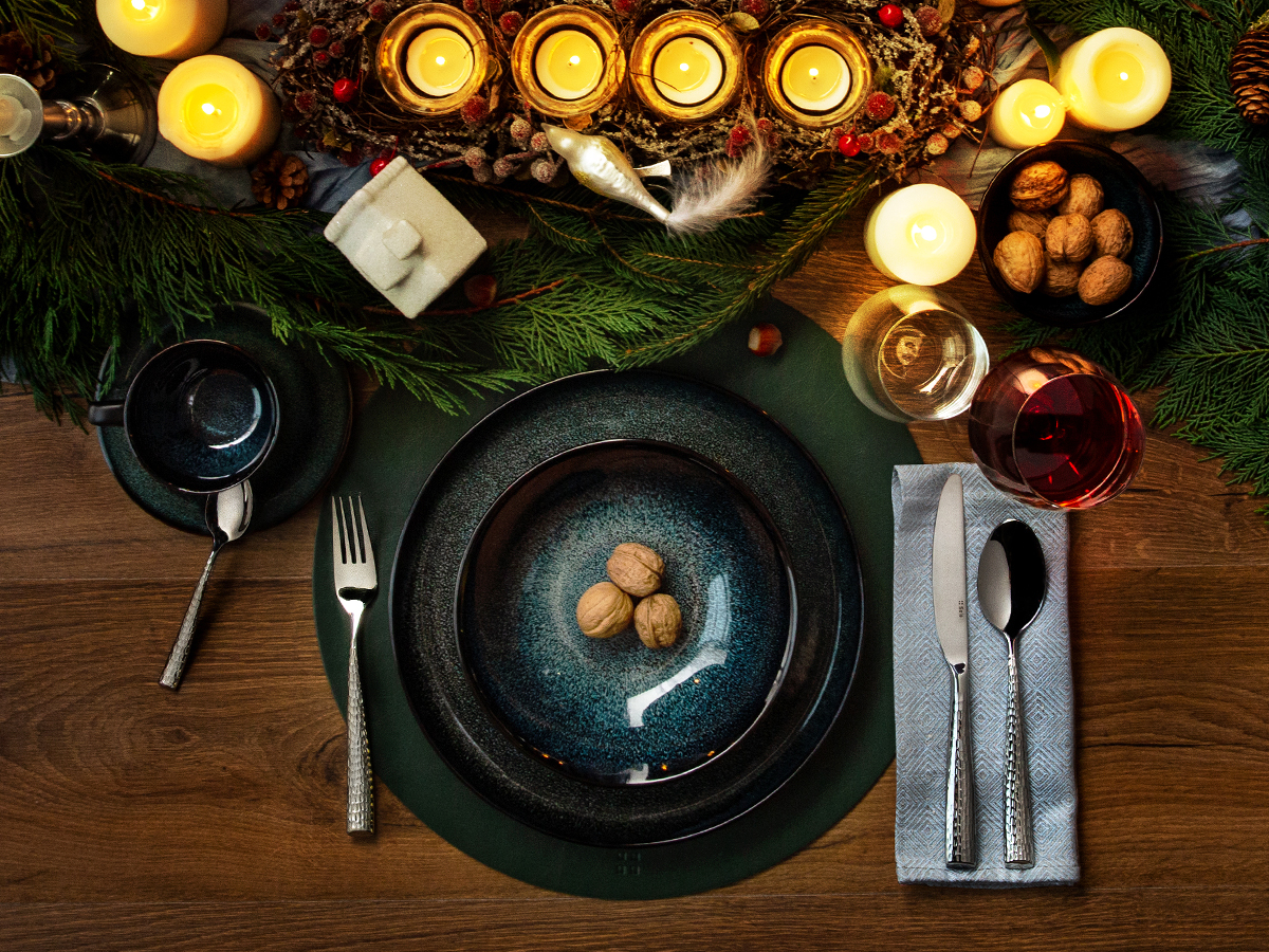 Gemütliche Festtafel im Kerzenlicht – Moody Look